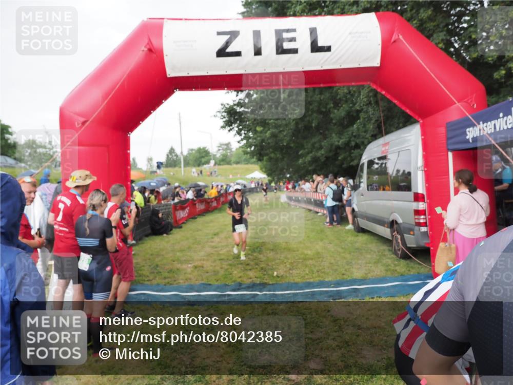 21.06.2025 - 27. Vierlanden-Triathlon MichiJ http://msf.ph/oto/8042385 15.06.2026 13:34:13 Ziel 734, 857, 912 meine-sportfotos.de