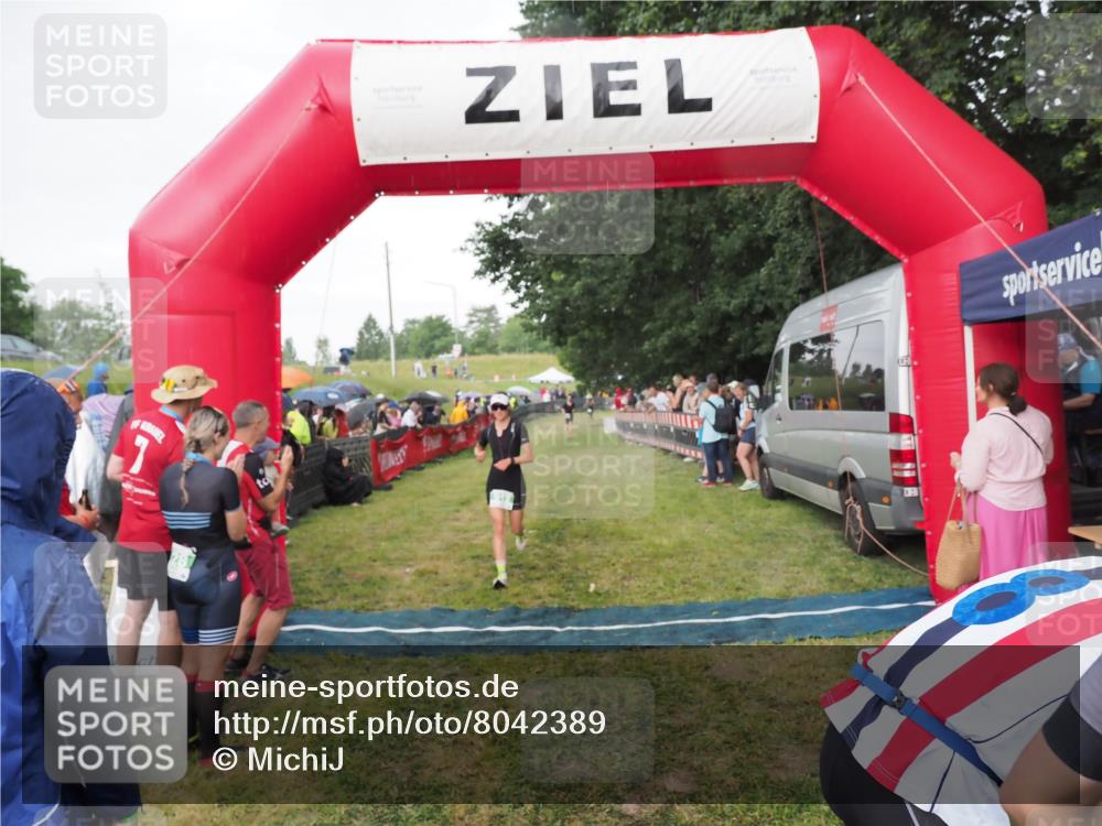 21.06.2025 - 27. Vierlanden-Triathlon MichiJ http://msf.ph/oto/8042389 15.06.2026 13:34:14 Ziel 912 meine-sportfotos.de