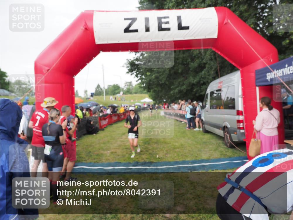 21.06.2025 - 27. Vierlanden-Triathlon MichiJ http://msf.ph/oto/8042391 15.06.2026 13:34:14 Ziel 912 meine-sportfotos.de