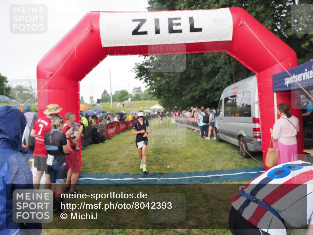 21.06.2025 - 27. Vierlanden-Triathlon MichiJ http://msf.ph/oto/8042393 15.06.2026 13:34:14 Ziel 912 meine-sportfotos.de