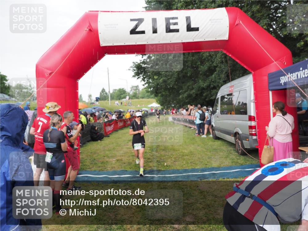 21.06.2025 - 27. Vierlanden-Triathlon MichiJ http://msf.ph/oto/8042395 15.06.2026 13:34:14 Ziel 912 meine-sportfotos.de
