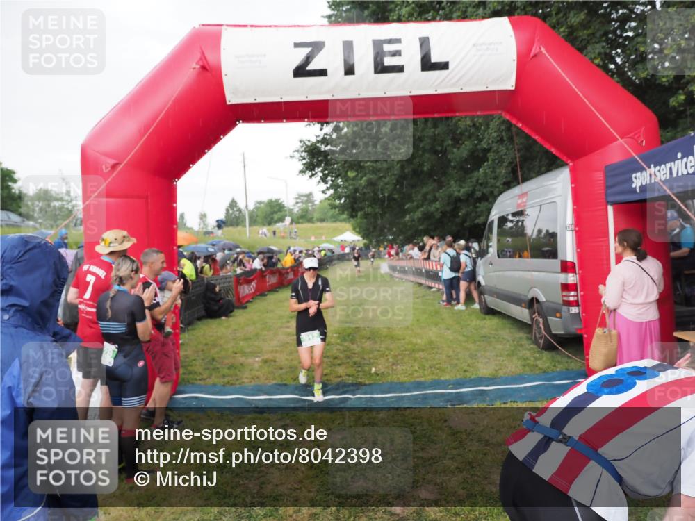 21.06.2025 - 27. Vierlanden-Triathlon MichiJ http://msf.ph/oto/8042398 15.06.2026 13:34:14 Ziel 912 meine-sportfotos.de