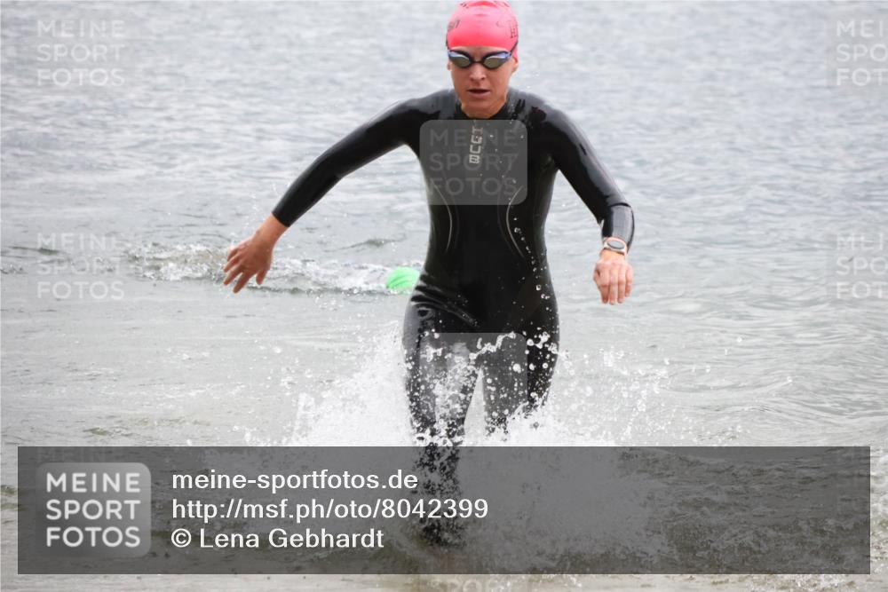 21.06.2025 - 27. Vierlanden-Triathlon Lena Gebhardt http://msf.ph/oto/8042399 15.06.2025 13:20:47 Schwimmen 1238, 1281, 1300 meine-sportfotos.de