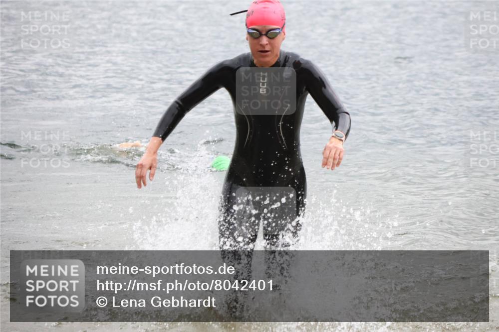 21.06.2025 - 27. Vierlanden-Triathlon Lena Gebhardt http://msf.ph/oto/8042401 15.06.2025 13:20:47 Schwimmen 1238, 1281, 1300 meine-sportfotos.de