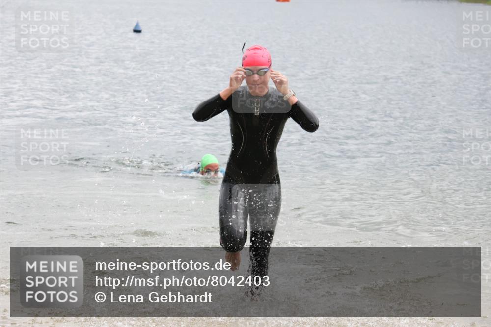 21.06.2025 - 27. Vierlanden-Triathlon Lena Gebhardt http://msf.ph/oto/8042403 15.06.2025 13:20:48 Schwimmen 1238, 1281, 1300, 1308 meine-sportfotos.de