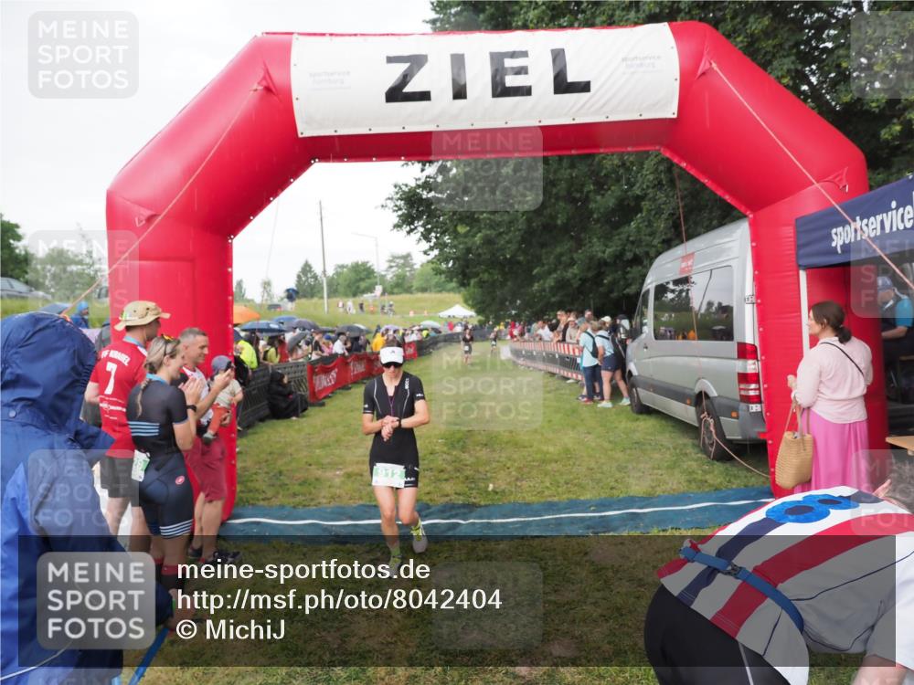 21.06.2025 - 27. Vierlanden-Triathlon MichiJ http://msf.ph/oto/8042404 15.06.2026 13:34:15 Ziel 912 meine-sportfotos.de