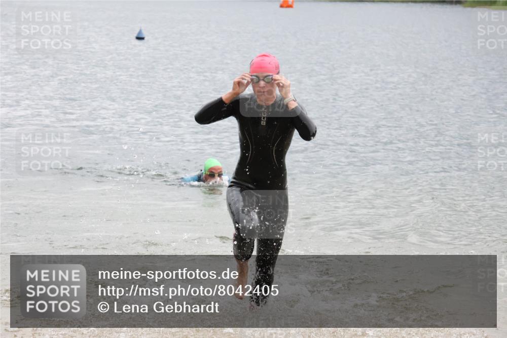 21.06.2025 - 27. Vierlanden-Triathlon Lena Gebhardt http://msf.ph/oto/8042405 15.06.2025 13:20:48 Schwimmen 1238, 1281, 1300, 1308 meine-sportfotos.de