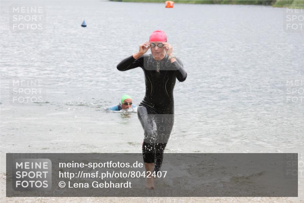 21.06.2025 - 27. Vierlanden-Triathlon Lena Gebhardt http://msf.ph/oto/8042407 15.06.2025 13:20:48 Schwimmen 1238, 1281, 1300, 1308 meine-sportfotos.de