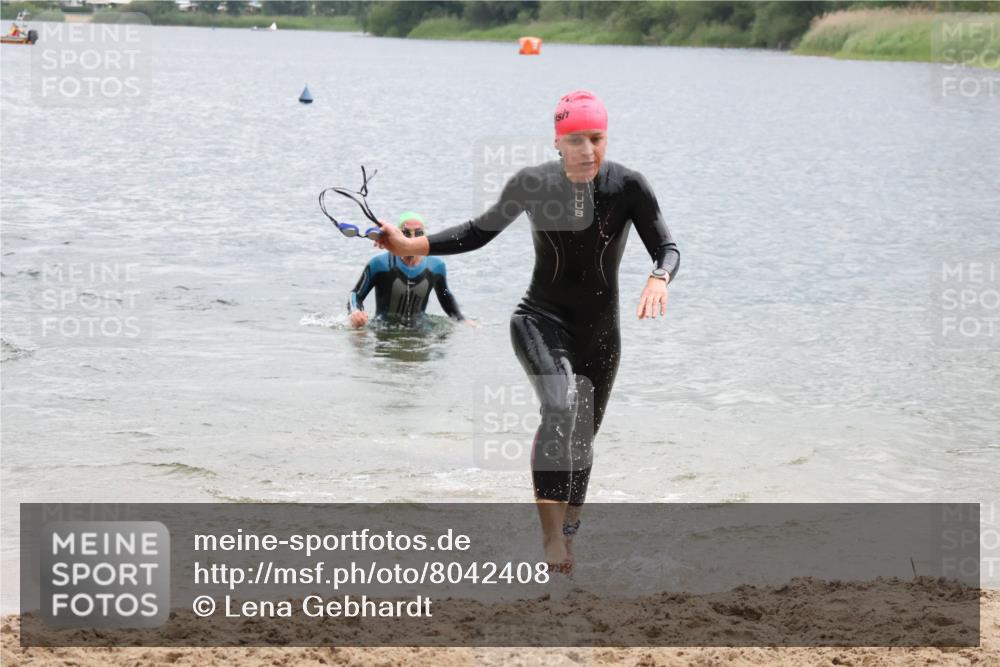 21.06.2025 - 27. Vierlanden-Triathlon Lena Gebhardt http://msf.ph/oto/8042408 15.06.2025 13:20:49 Schwimmen 1238, 1281, 1300, 1308 meine-sportfotos.de