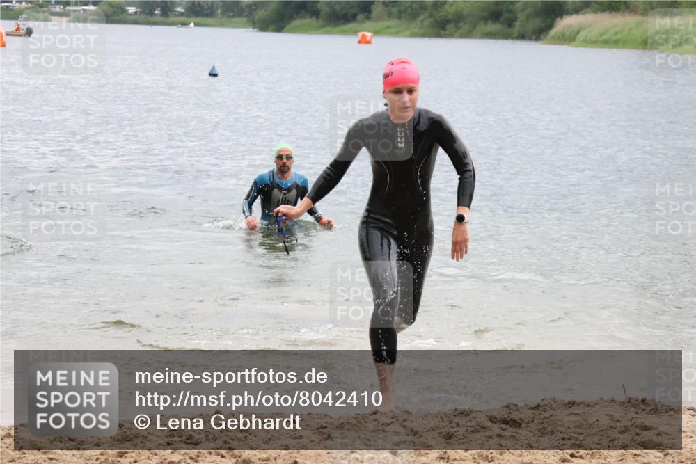 21.06.2025 - 27. Vierlanden-Triathlon Lena Gebhardt http://msf.ph/oto/8042410 15.06.2025 13:20:49 Schwimmen 1238, 1281, 1300, 1308 meine-sportfotos.de