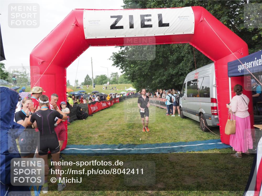 21.06.2025 - 27. Vierlanden-Triathlon MichiJ http://msf.ph/oto/8042411 15.06.2026 13:34:21 Ziel 769, 912 meine-sportfotos.de