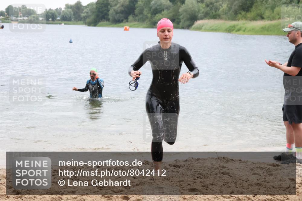 21.06.2025 - 27. Vierlanden-Triathlon Lena Gebhardt http://msf.ph/oto/8042412 15.06.2025 13:20:49 Schwimmen 1238, 1281, 1300, 1308 meine-sportfotos.de