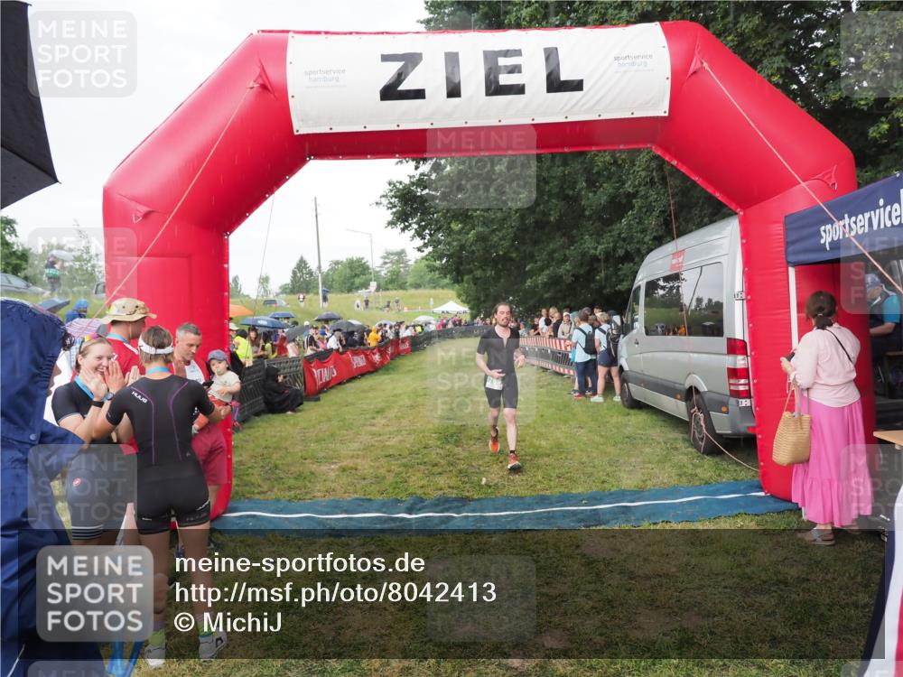 21.06.2025 - 27. Vierlanden-Triathlon MichiJ http://msf.ph/oto/8042413 15.06.2026 13:34:21 Ziel 769, 912 meine-sportfotos.de