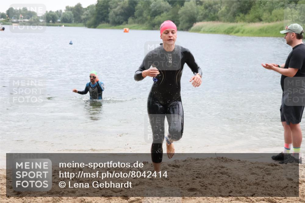 21.06.2025 - 27. Vierlanden-Triathlon Lena Gebhardt http://msf.ph/oto/8042414 15.06.2025 13:20:49 Schwimmen 1238, 1281, 1300, 1308 meine-sportfotos.de