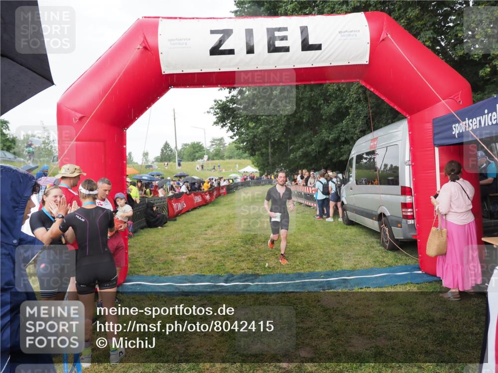 21.06.2025 - 27. Vierlanden-Triathlon MichiJ http://msf.ph/oto/8042415 15.06.2026 13:34:21 Ziel 769, 912 meine-sportfotos.de