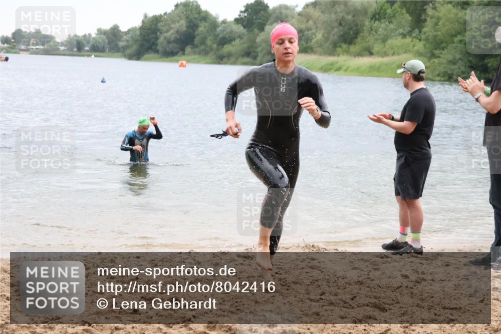 21.06.2025 - 27. Vierlanden-Triathlon Lena Gebhardt http://msf.ph/oto/8042416 15.06.2025 13:20:50 Schwimmen 1238, 1281, 1300, 1308 meine-sportfotos.de