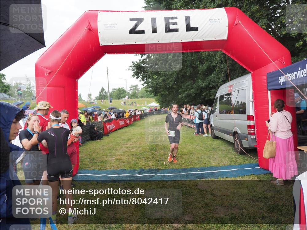 21.06.2025 - 27. Vierlanden-Triathlon MichiJ http://msf.ph/oto/8042417 15.06.2026 13:34:22 Ziel 769 meine-sportfotos.de