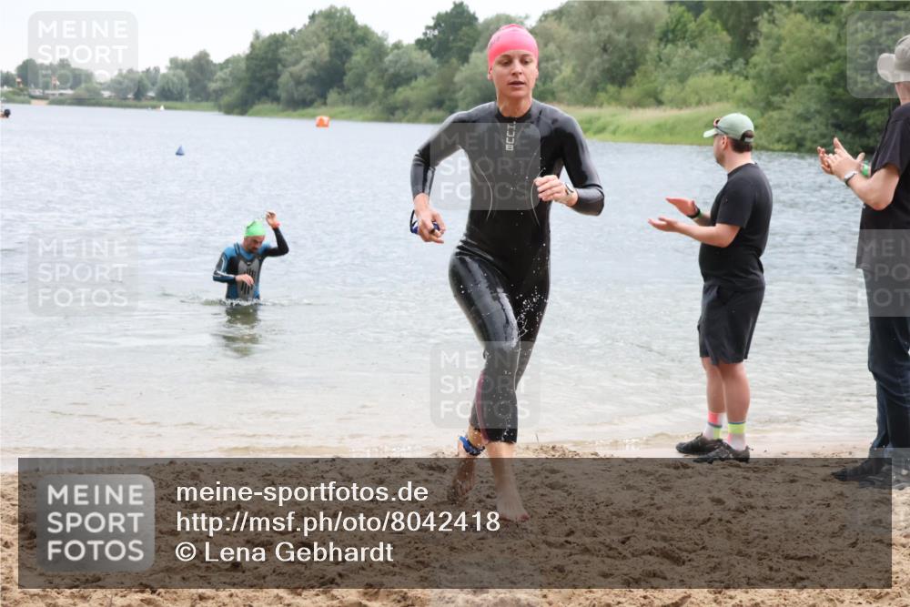 21.06.2025 - 27. Vierlanden-Triathlon Lena Gebhardt http://msf.ph/oto/8042418 15.06.2025 13:20:50 Schwimmen 1238, 1281, 1300, 1308 meine-sportfotos.de