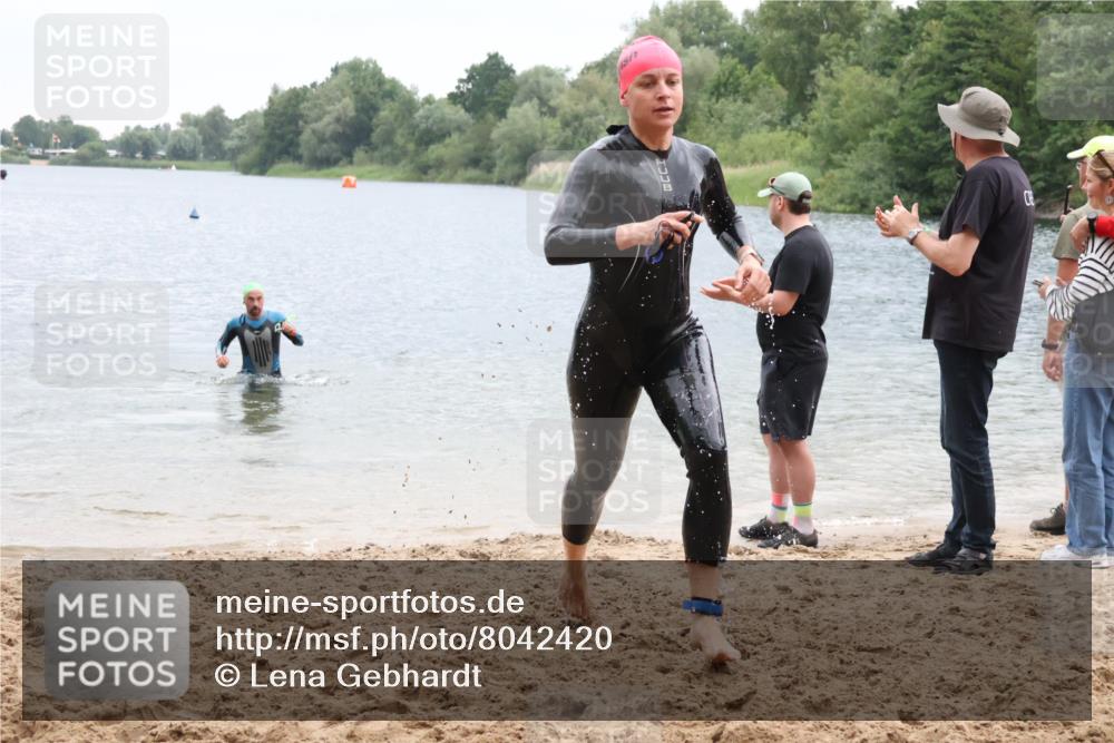 21.06.2025 - 27. Vierlanden-Triathlon Lena Gebhardt http://msf.ph/oto/8042420 15.06.2025 13:20:50 Schwimmen 1238, 1281, 1300, 1308 meine-sportfotos.de