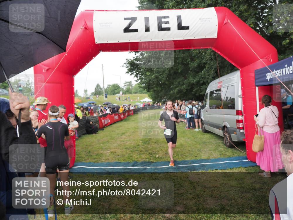 21.06.2025 - 27. Vierlanden-Triathlon MichiJ http://msf.ph/oto/8042421 15.06.2026 13:34:22 Ziel 769 meine-sportfotos.de