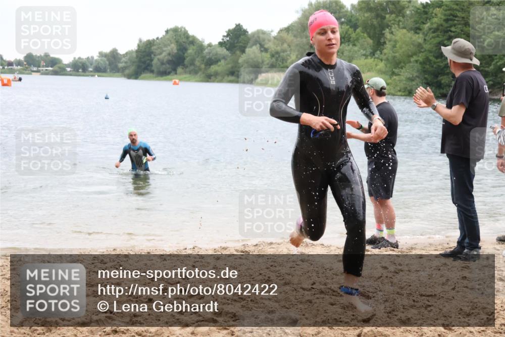 21.06.2025 - 27. Vierlanden-Triathlon Lena Gebhardt http://msf.ph/oto/8042422 15.06.2025 13:20:50 Schwimmen 1238, 1281, 1300, 1308 meine-sportfotos.de