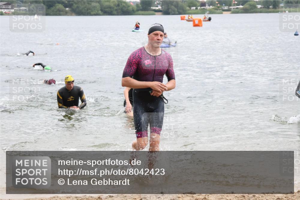 21.06.2025 - 27. Vierlanden-Triathlon Lena Gebhardt http://msf.ph/oto/8042423 15.06.2025 13:20:52 Schwimmen 1238, 1273, 1281, 1300, 1303, 1308 meine-sportfotos.de