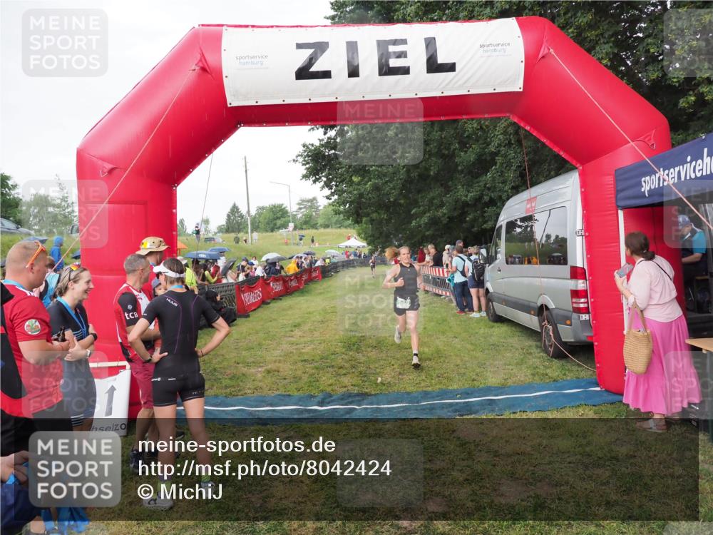 21.06.2025 - 27. Vierlanden-Triathlon MichiJ http://msf.ph/oto/8042424 15.06.2026 13:34:39 Ziel 965 meine-sportfotos.de