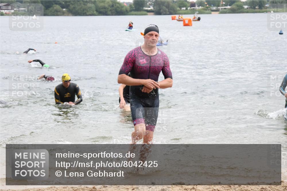 21.06.2025 - 27. Vierlanden-Triathlon Lena Gebhardt http://msf.ph/oto/8042425 15.06.2025 13:20:52 Schwimmen 1238, 1273, 1281, 1300, 1303, 1308 meine-sportfotos.de