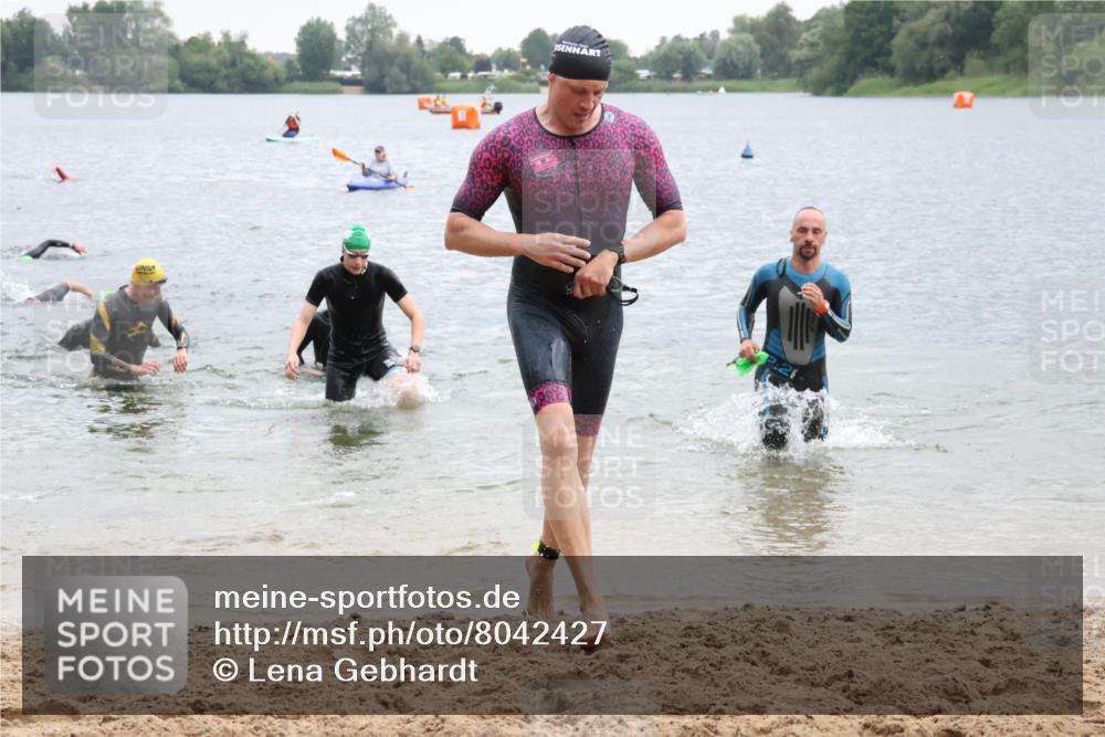 21.06.2025 - 27. Vierlanden-Triathlon Lena Gebhardt http://msf.ph/oto/8042427 15.06.2025 13:20:53 Schwimmen 1238, 1273, 1281, 1300, 1303, 1308 meine-sportfotos.de