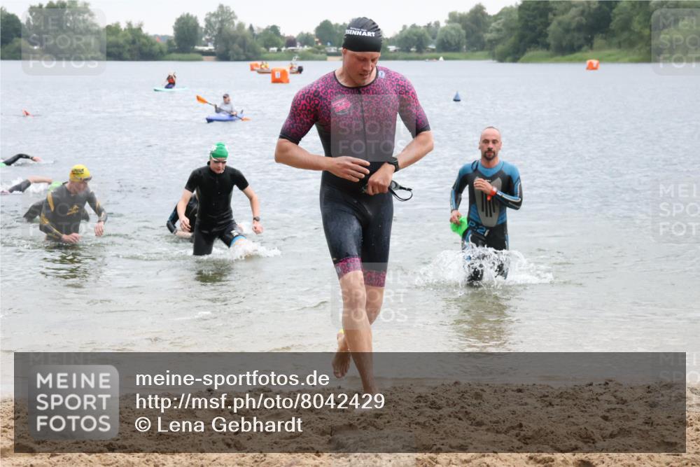 21.06.2025 - 27. Vierlanden-Triathlon Lena Gebhardt http://msf.ph/oto/8042429 15.06.2025 13:20:53 Schwimmen 1238, 1273, 1281, 1300, 1303, 1308 meine-sportfotos.de