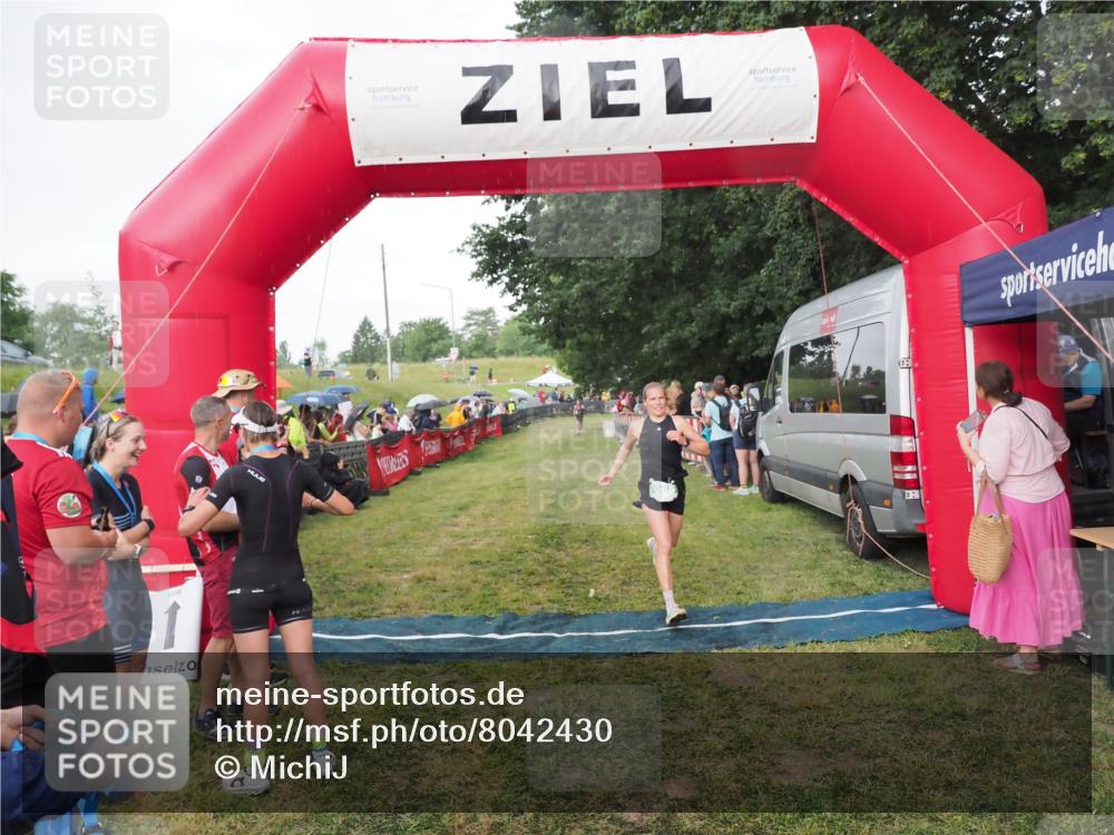 21.06.2025 - 27. Vierlanden-Triathlon MichiJ http://msf.ph/oto/8042430 15.06.2026 13:34:39 Ziel 965 meine-sportfotos.de