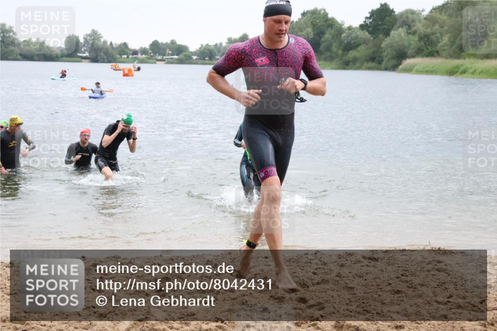 21.06.2025 - 27. Vierlanden-Triathlon Lena Gebhardt http://msf.ph/oto/8042431 15.06.2025 13:20:53 Schwimmen 1238, 1273, 1281, 1300, 1303, 1308 meine-sportfotos.de