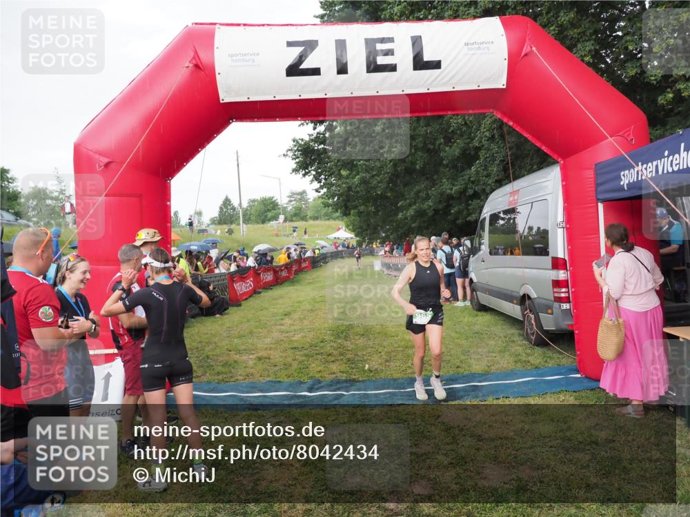 21.06.2025 - 27. Vierlanden-Triathlon MichiJ http://msf.ph/oto/8042434 15.06.2026 13:34:40 Ziel 965 meine-sportfotos.de