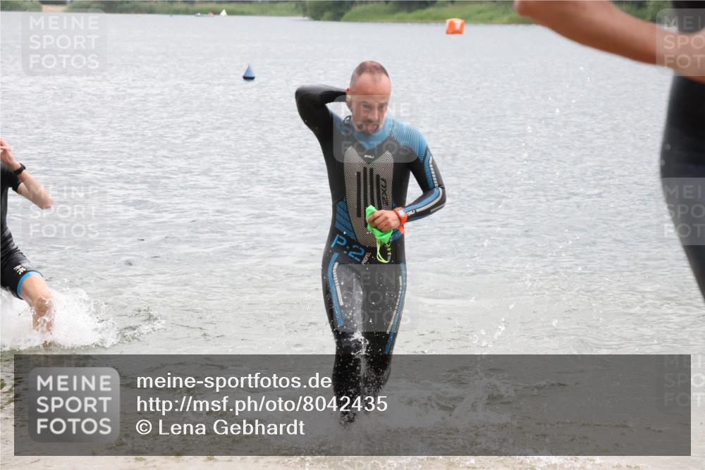 21.06.2025 - 27. Vierlanden-Triathlon Lena Gebhardt http://msf.ph/oto/8042435 15.06.2025 13:20:54 Schwimmen 1238, 1273, 1281, 1300, 1303, 1308 meine-sportfotos.de