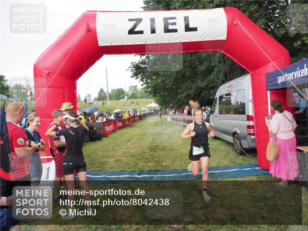 21.06.2025 - 27. Vierlanden-Triathlon MichiJ http://msf.ph/oto/8042438 15.06.2026 13:34:40 Ziel 965 meine-sportfotos.de
