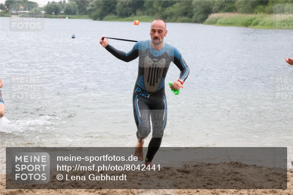 21.06.2025 - 27. Vierlanden-Triathlon Lena Gebhardt http://msf.ph/oto/8042441 15.06.2025 13:20:55 Schwimmen 1238, 1273, 1281, 1300, 1303, 1308 meine-sportfotos.de