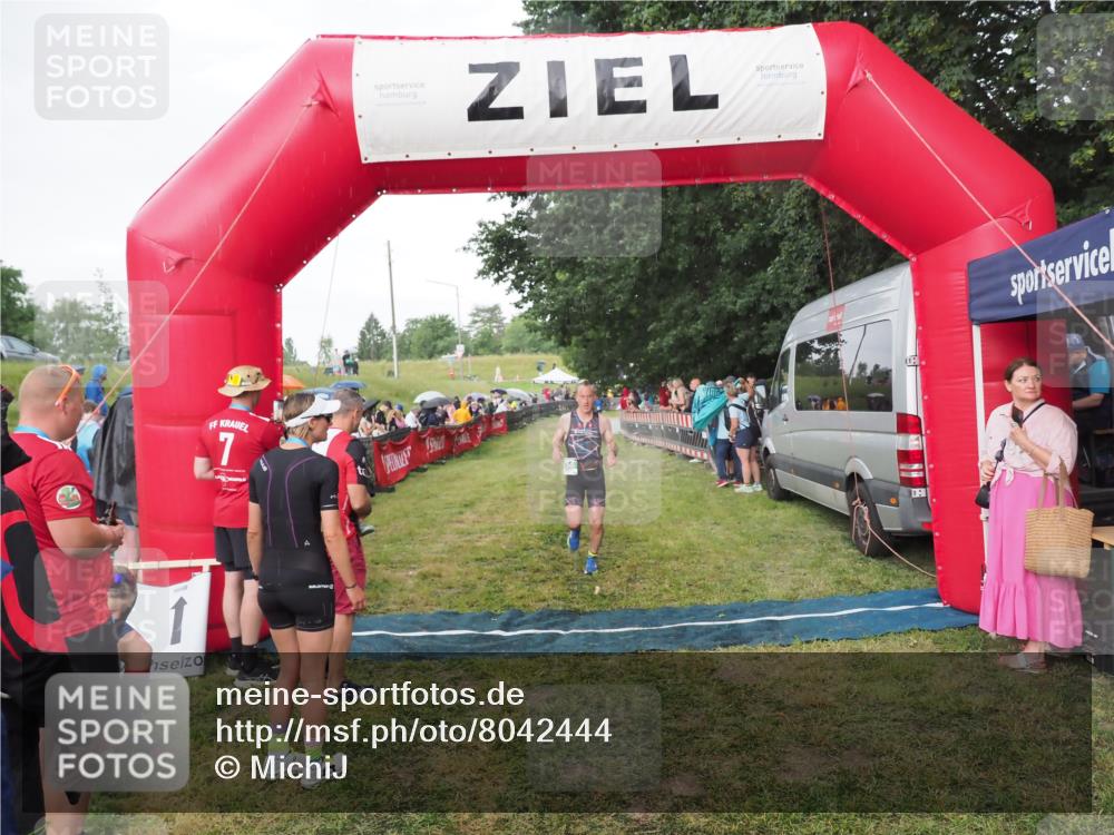21.06.2025 - 27. Vierlanden-Triathlon MichiJ http://msf.ph/oto/8042444 15.06.2026 13:34:46 Ziel 804, 965 meine-sportfotos.de