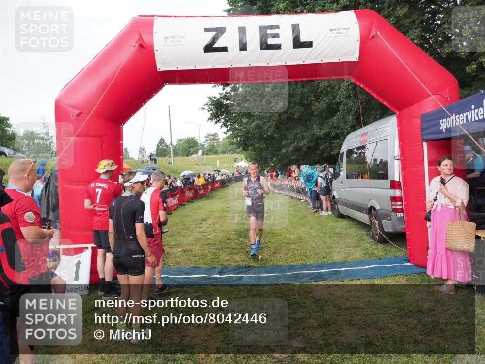 21.06.2025 - 27. Vierlanden-Triathlon MichiJ http://msf.ph/oto/8042446 15.06.2026 13:34:46 Ziel 804, 965 meine-sportfotos.de