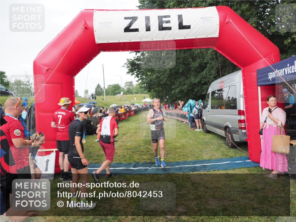 21.06.2025 - 27. Vierlanden-Triathlon MichiJ http://msf.ph/oto/8042453 15.06.2026 13:34:47 Ziel 804 meine-sportfotos.de