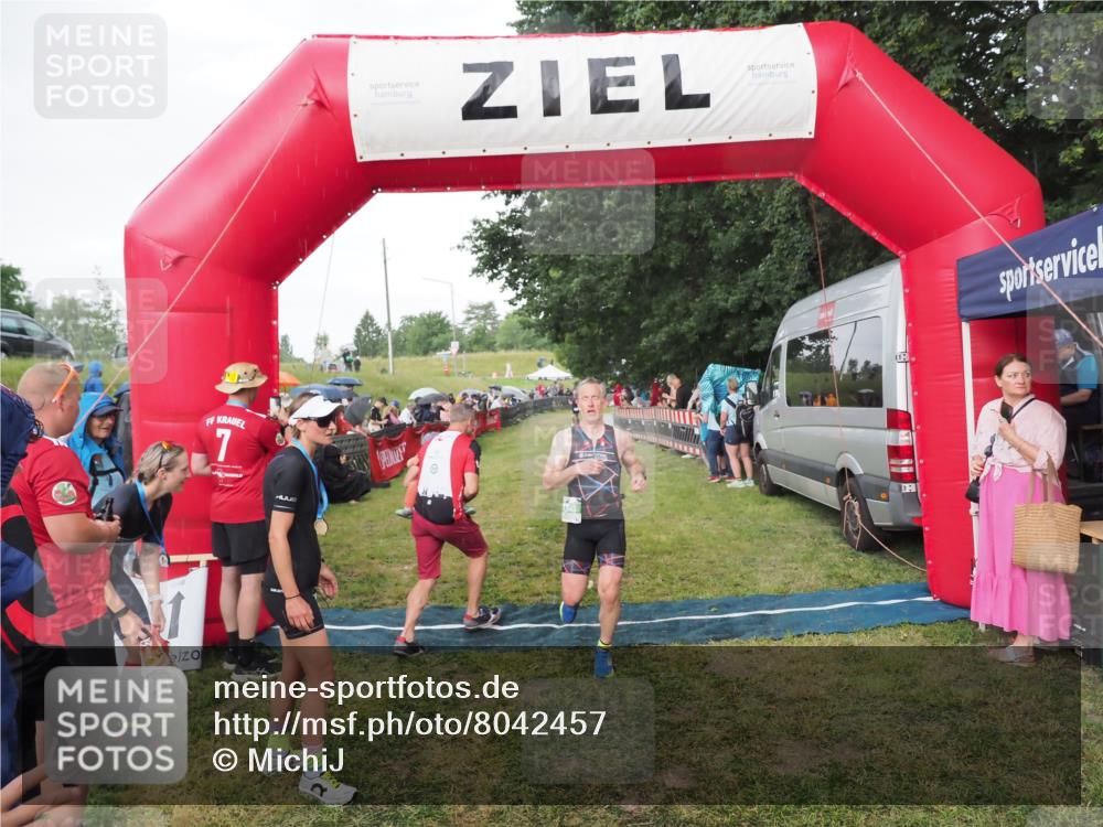 21.06.2025 - 27. Vierlanden-Triathlon MichiJ http://msf.ph/oto/8042457 15.06.2026 13:34:47 Ziel 804 meine-sportfotos.de