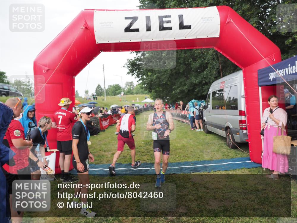 21.06.2025 - 27. Vierlanden-Triathlon MichiJ http://msf.ph/oto/8042460 15.06.2026 13:34:47 Ziel 804 meine-sportfotos.de