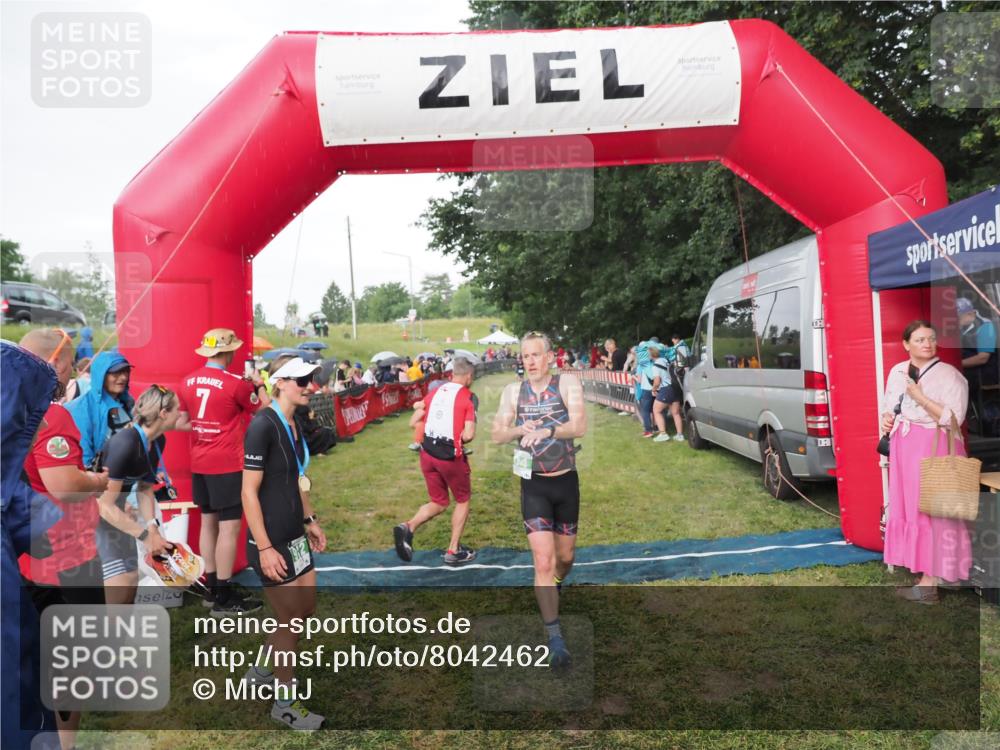 21.06.2025 - 27. Vierlanden-Triathlon MichiJ http://msf.ph/oto/8042462 15.06.2026 13:34:47 Ziel 804 meine-sportfotos.de