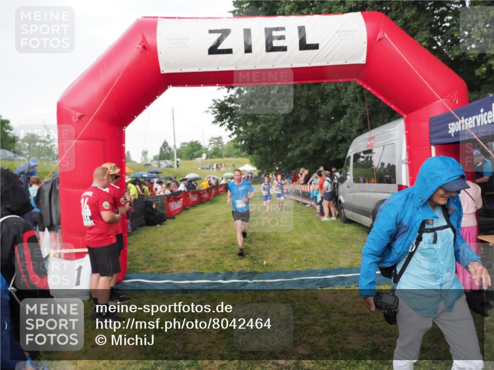 21.06.2025 - 27. Vierlanden-Triathlon MichiJ http://msf.ph/oto/8042464 15.06.2026 13:34:56 Ziel 967, 1085, 1086, 1087 meine-sportfotos.de