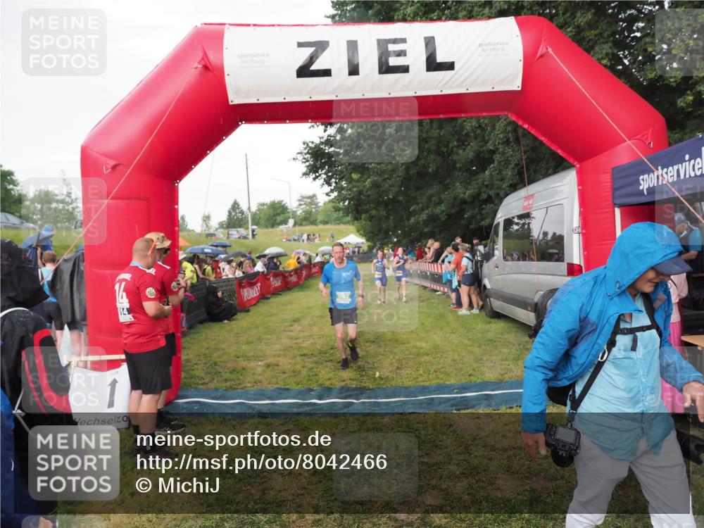 21.06.2025 - 27. Vierlanden-Triathlon MichiJ http://msf.ph/oto/8042466 15.06.2026 13:34:56 Ziel 967, 1085, 1086, 1087 meine-sportfotos.de