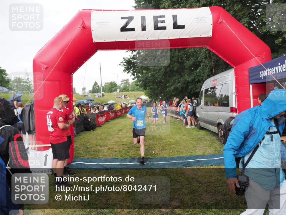 21.06.2025 - 27. Vierlanden-Triathlon MichiJ http://msf.ph/oto/8042471 15.06.2026 13:34:56 Ziel 967, 1085, 1086, 1087 meine-sportfotos.de
