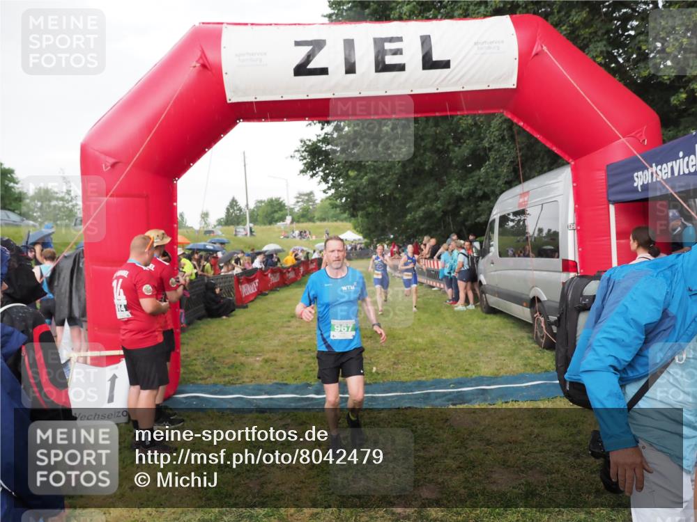 21.06.2025 - 27. Vierlanden-Triathlon MichiJ http://msf.ph/oto/8042479 15.06.2026 13:34:56 Ziel 967, 1085, 1086, 1087 meine-sportfotos.de