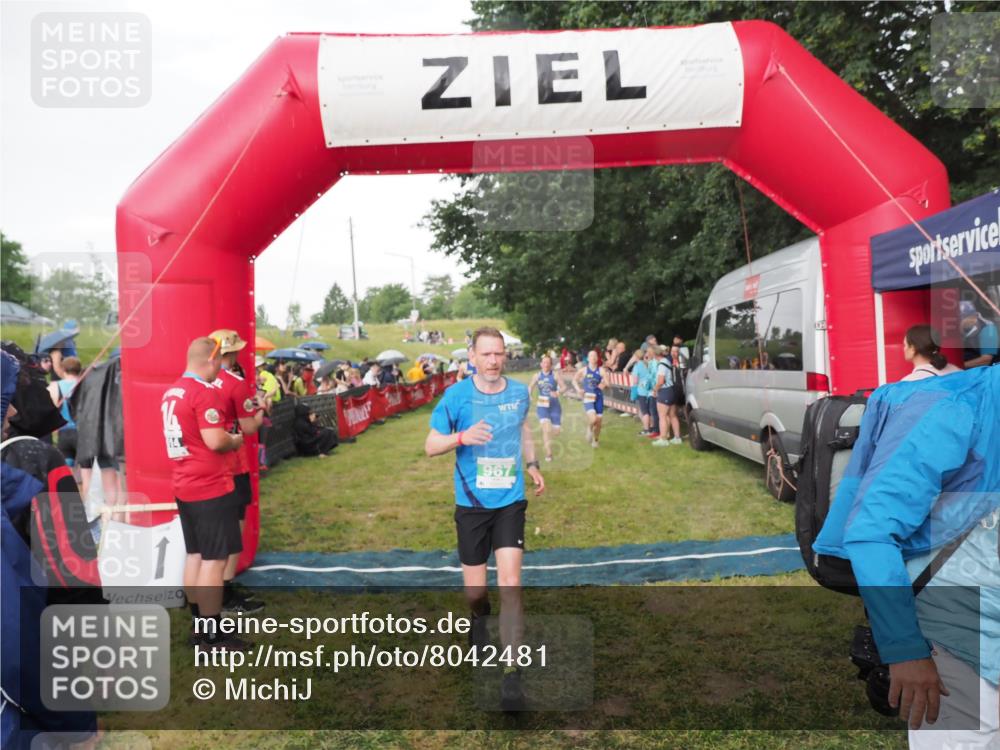 21.06.2025 - 27. Vierlanden-Triathlon MichiJ http://msf.ph/oto/8042481 15.06.2026 13:34:57 Ziel 967, 1085, 1086, 1087 meine-sportfotos.de
