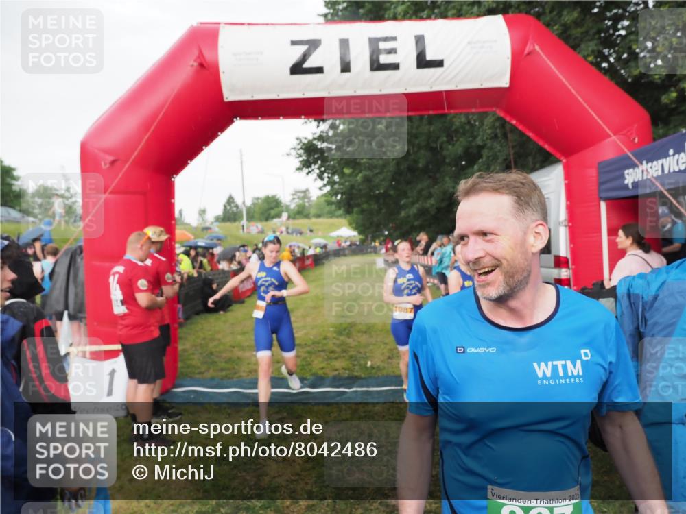 21.06.2025 - 27. Vierlanden-Triathlon MichiJ http://msf.ph/oto/8042486 15.06.2026 13:34:58 Ziel 967, 1085, 1086, 1087 meine-sportfotos.de