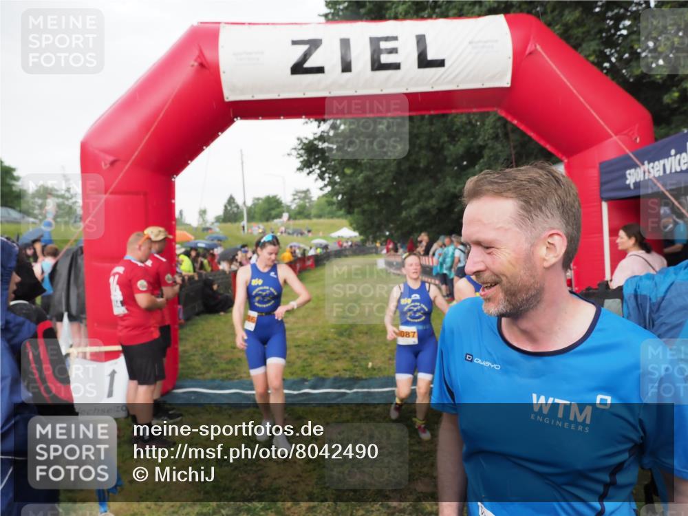 21.06.2025 - 27. Vierlanden-Triathlon MichiJ http://msf.ph/oto/8042490 15.06.2026 13:34:58 Ziel 967, 1085, 1086, 1087 meine-sportfotos.de