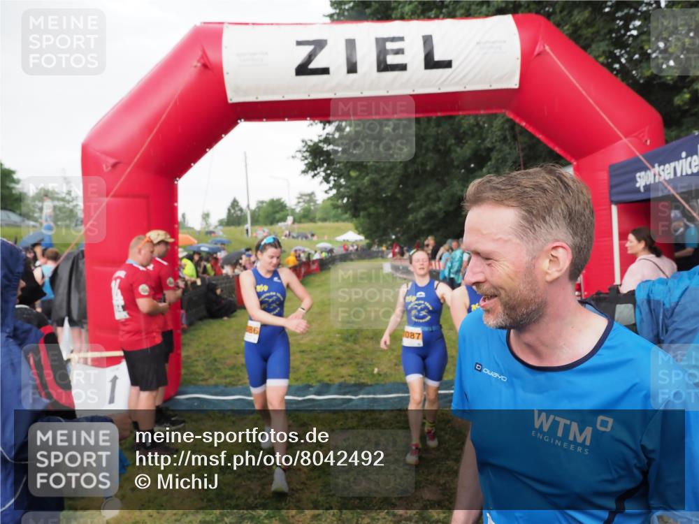 21.06.2025 - 27. Vierlanden-Triathlon MichiJ http://msf.ph/oto/8042492 15.06.2026 13:34:59 Ziel 967, 1085, 1086, 1087 meine-sportfotos.de